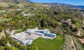 این خواننده زن در عمارت ۱۵۷میلیون پوندی زندگی می‌کند برادرش در تریلر