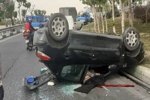 واژگونی مرگبار پژو ۲۰۶ در پایتخت/ راننده ۴۰ ساله جان باخت/ تصویر