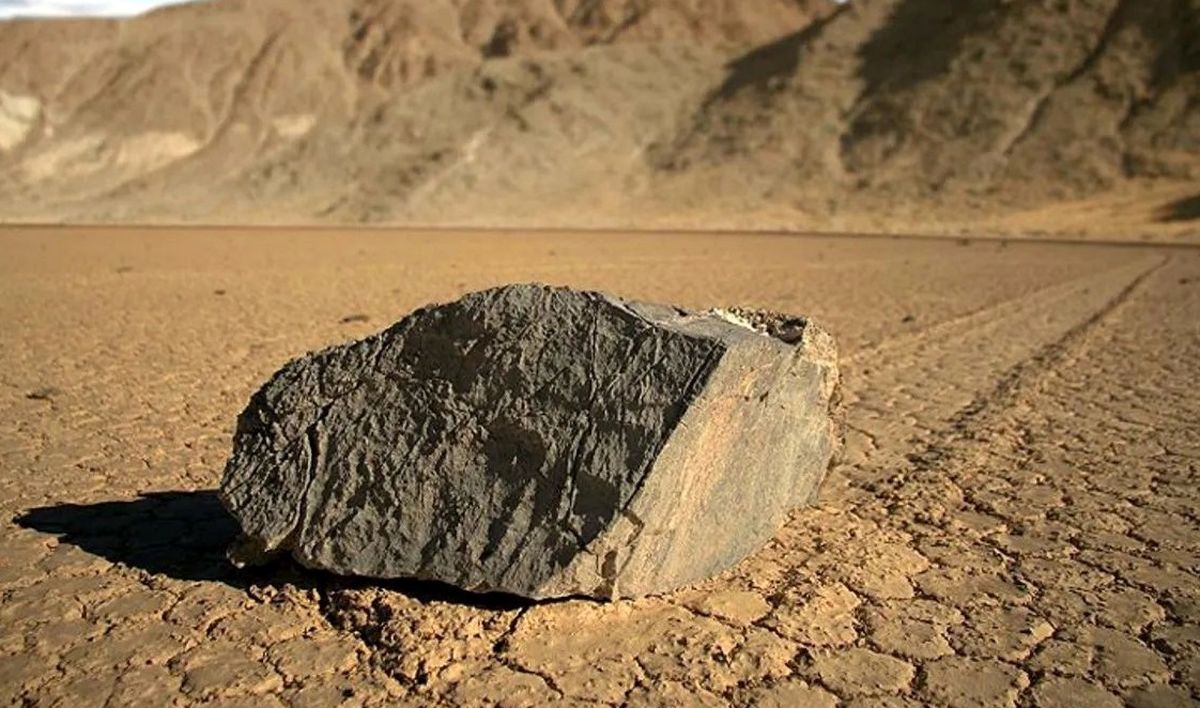 معمای «سنگهای» درۀ مرگ که صدها متر راه میروند