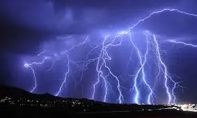 آذرخشی به طول ۱۶ کیلومتر آسمان نیویورک را روشن کرد/ ویدئو