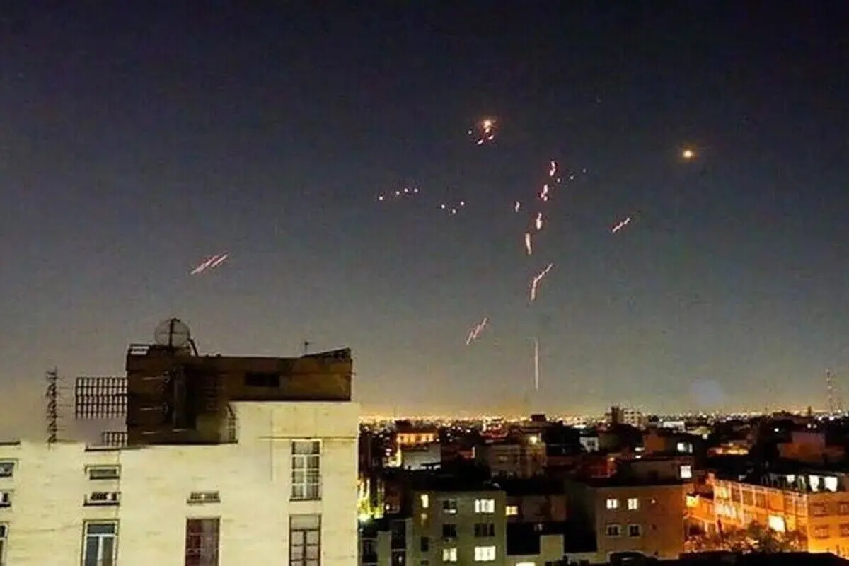 فعالیت شدید پدافند هوایی در غرب تهران | گزارش‌های تایید نشده از انفجار در تهران