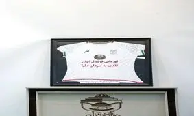 اهدای پیراهن تیم ملی فوتسال به سردار سلیمانی/ عکس