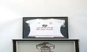 اهدای پیراهن تیم ملی فوتسال به سردار سلیمانی/ عکس