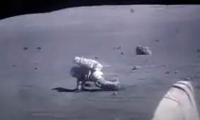 اگر در کره ماه کم جاذبه از بالای آسمان خراشی سقوط کنید آسیب می‌بینید؟