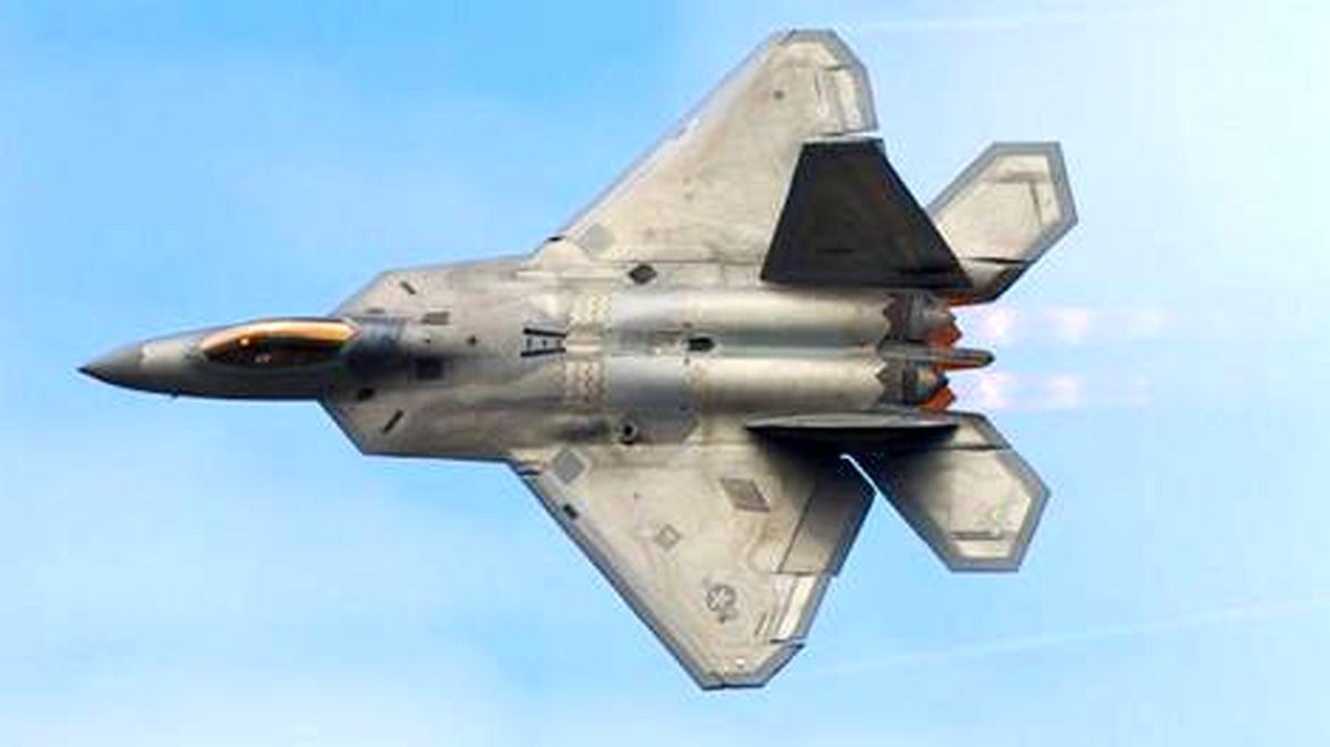 بالن چینی اولین شکار هوایی جنگنده F-22 رپتور/ عکس