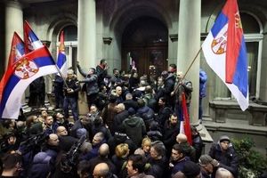حمله معترضان صربستانی به مجلس بلگراد/ الکساندر ووجیچ از خنثی شدن «انقلاب رنگی» گفت

