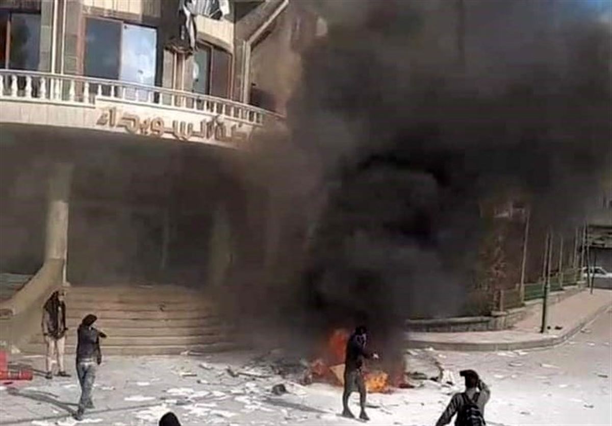 به آتش کشیدن منازل در السویداء به دست عناصر جولانی/ ویدئو