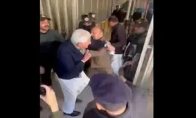 بازداشت مجدد وزیر سابق خارجه پاکستان تنها دقایقی بعد از آزادی از زندان/ ویدئو

