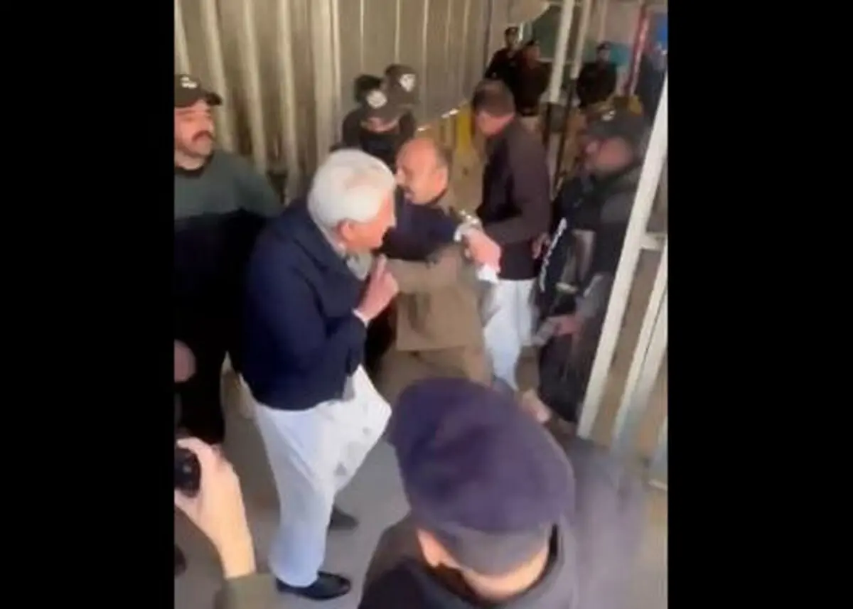 بازداشت مجدد وزیر سابق خارجه پاکستان تنها دقایقی بعد از آزادی از زندان/ ویدئو

