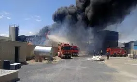 آتش‌سوزی گسترده در انبار کاغذ باطله قیامدشت/ تصویر