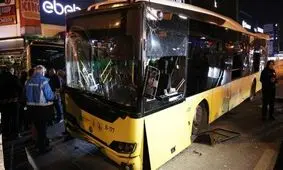 ورود راننده اتوبوس دیوانه به یک ایستگاه و له کردن عابرین پیاده/ ویدئو