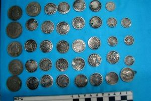 کشف ۵۶ قطعه سکه تاریخی در فرودگاه بین‌المللی بندرعباس

