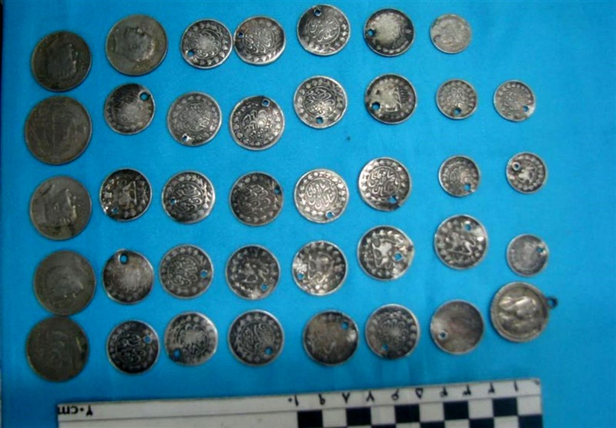 کشف ۵۶ قطعه سکه تاریخی در فرودگاه بین‌المللی بندرعباس

