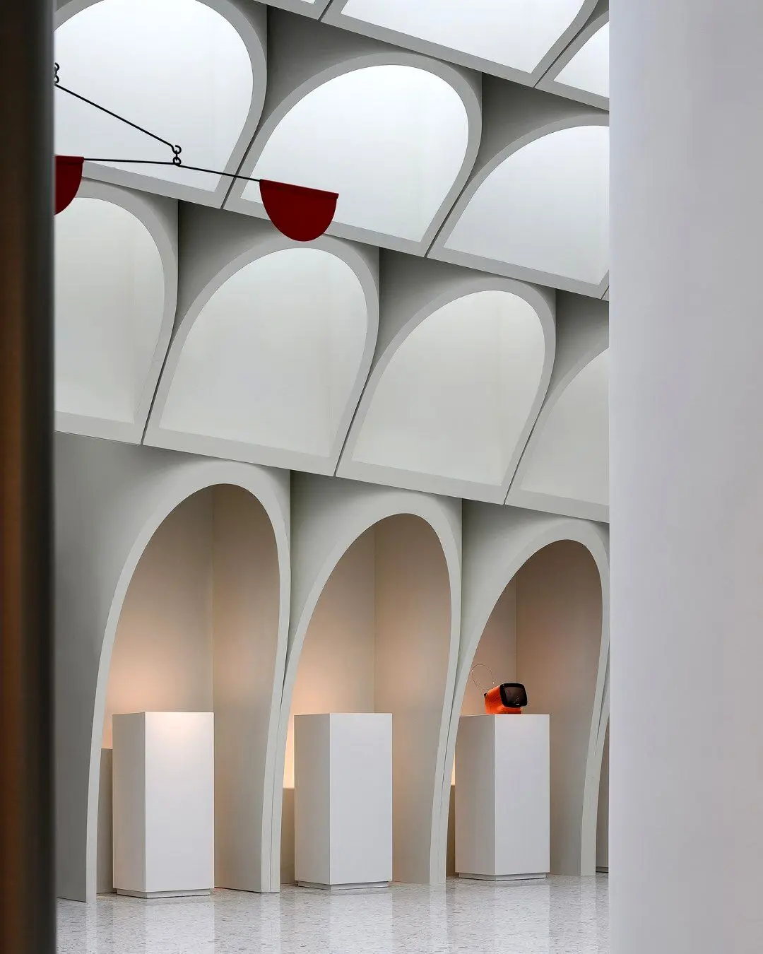 طراحی داخلی و نورپردازی مرکز طراحی خلاق هاربین برنده جایزه LIT که سایه‌های حروف و فرم‌های نامنظم را در فضای استودیو و گالری نشان می‌دهد.