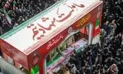 تشییع شبانه شهید مهدی باقرزاده از رزمندگان نیروی زمینی سپاه بر روی دستان مردم بندرعباس/ ویدئو

