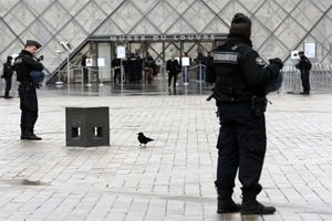  تخلیه سریع موزه لوور فرانسه در پی تهدید به بمب‌گذاری/ ویدئو

