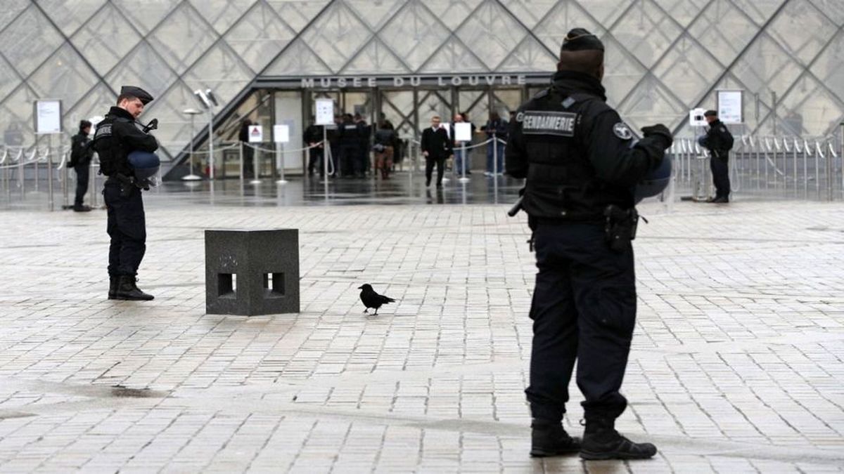  تخلیه سریع موزه لوور فرانسه در پی تهدید به بمب‌گذاری/ ویدئو

