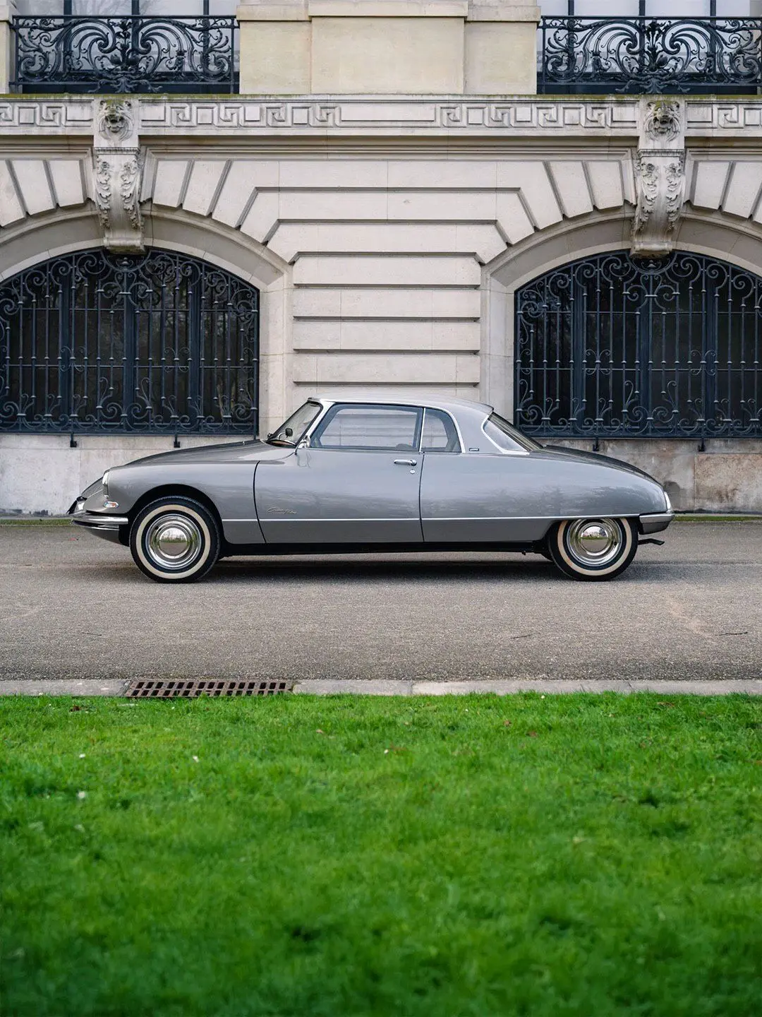 خودروی کوپه لوکس سیتروئن گرند-پاله با بدنه کلاسیک و طراحی ژرار گودفروی در حال حرکت در جاده.