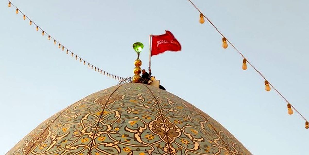 برافراشته‌شدن پرچم سرخ انتقام برای شهدای کرمان روی گنبد مسجد جمکران/ ویدئو