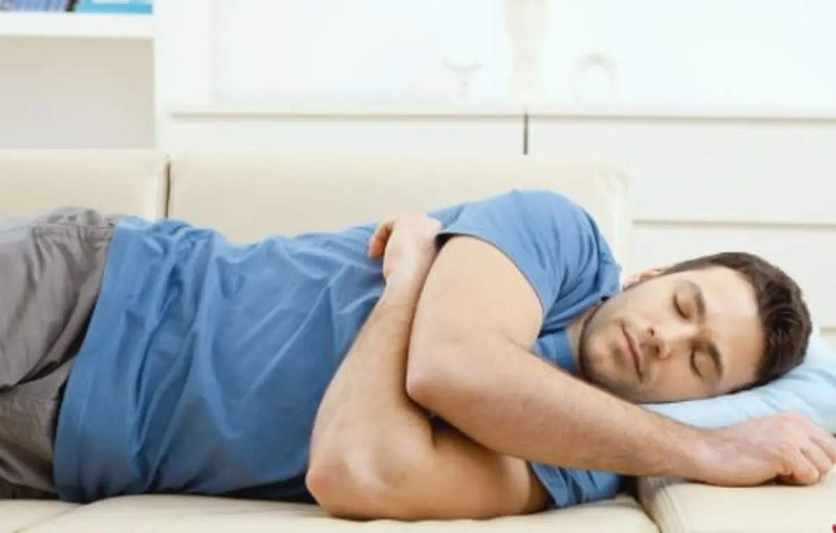 چرا به پهلو خوابیدن برای پوست شما خطرناک است؟