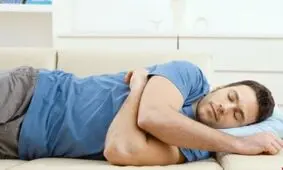 چرا به پهلو خوابیدن برای پوست شما خطرناک است؟