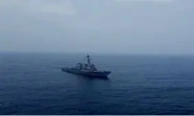 هشدار بالگرد نیروی دریایی ارتش به ناوشکن آمریکایی در دریایی عمان/ ویدئو

