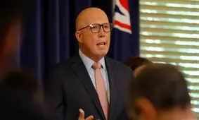 رهبر اپوزیسیون استرالیا با توپ به سر فیلمبردار زد!/ ویدئو

