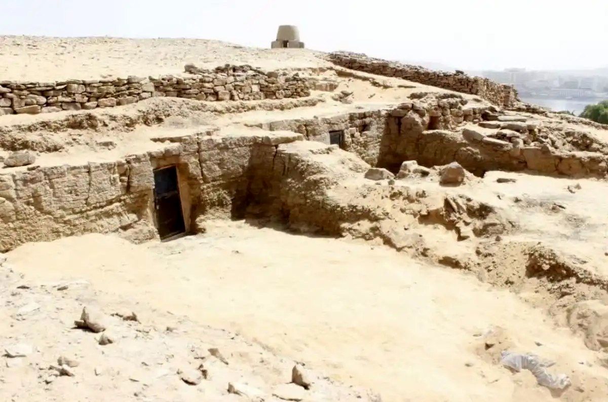 کشف مقبره های ۴ هزارساله مصری