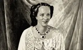 آخرین ملکه عراق در کنار پسرش «فیصل»، آخرین پادشاه عراق/ عکس