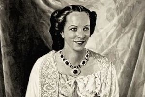 آخرین ملکه عراق در کنار پسرش «فیصل»، آخرین پادشاه عراق/ عکس