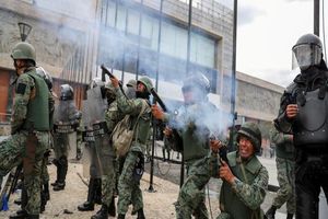 گروگان گیری عوامل یک برنامه تلویزیونی حین پخش زنده توسط مردان مسلح در اکوادور/ ویدئو