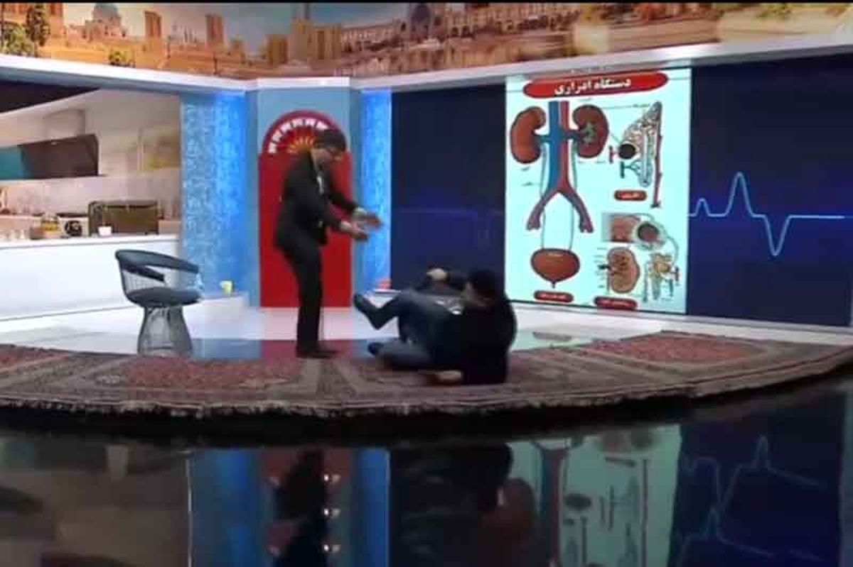 افتادن مجری شبکه ۳ از روی صندلی در برنامه زنده/ ویدئو