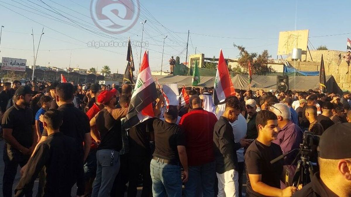 تظاهرات گسترده عراقی‌ها در حمایت از قرآن کریم/ تظاهرات‌کنندگان پرچم سوئد را آتش زدند/ ویدئو