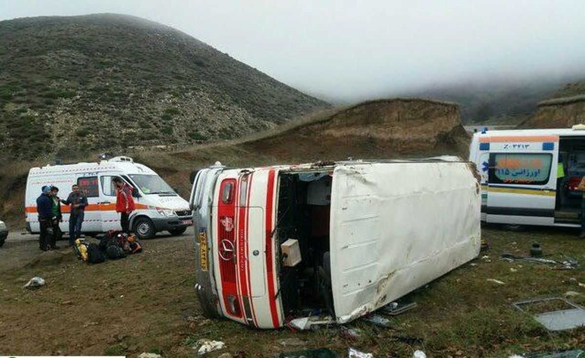 انحراف مینی بوس از جاده با ۱۰ مصدوم