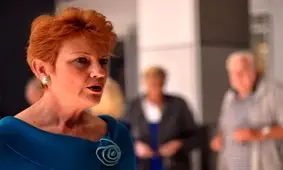 سنای استرالیا یک نماینده را به دلیل «بی‌احترامی» به پوشش برقع تعلیق کرد