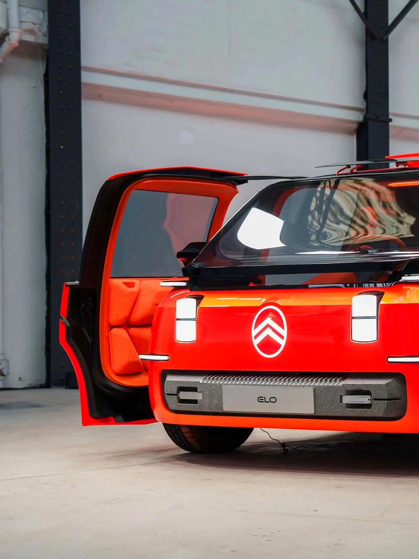 تصاویر رسمی منتشر شده از کانسپت ۲۰۲۵ سیتروئن ELO (Citroen ELO) که یک خودروی کامپکت، همه‌کاره و دارای طراحی نوآورانه با قابلیت تطبیق برای کار، استراحت و بازی است و به عنوان یک مدل «خانه روی چرخ» توسط شرکت سیتروئن معرفی شده است.