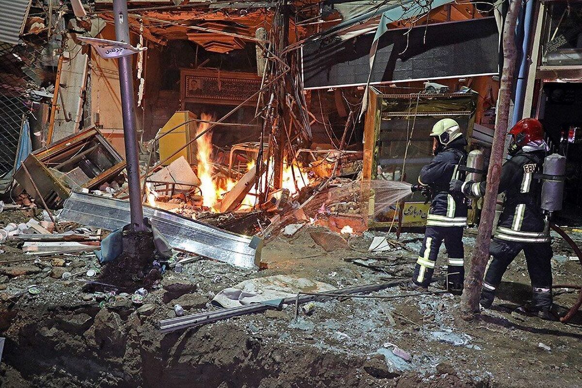 انفجار ناشی از برخورد بیل مکانیکی با لوله گاز در مشهد منجر به تخریب چند باب مغازه شد/ ۱۲ مجروح در پی انفجار گاز در میدان طبرسی مشهد