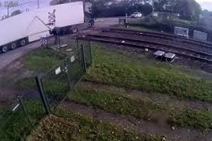 برخورد قطار با یک دستگاه کامیون در هلند/ پنج نفر زخمی شدند/ ویدئو