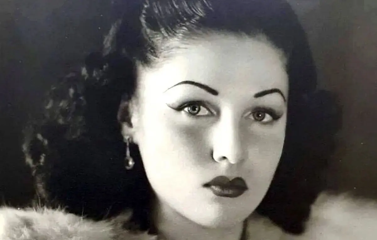 سفر در زمان؛ «محمدرضا پهلوی» در حال گفتگو با همسر اول و مصری اش در سعدآباد؛ سال 1321/ عکس

