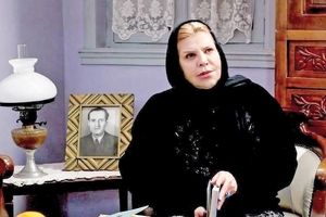 لیلا حاتمی بر سر مزار مادر/ قاب هایی از مراسم تشییع پیکر «زری خوشکام» همسر زنده‌یاد علی حاتمی/ تصاویر