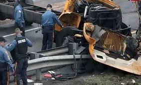 کامیون سکه‌ها در تگزاس واژگون شد/ کارگران با سطل و بیل به میدان آمدند/ ویدئو 