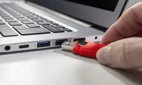 اخطار: هر چیزی را به پورت USB لپ تاپ خود وصل نکنید