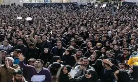 جو متشنج اعتراضات در دانشگاه ها؛ هجوم به دانشجویان دانشکده برق دانشگاه خواجه نصیر/ یکسو دانشجویان بسیجی و طرف دیگر دانشجویانی با شعارهای ساختارشکنانه/ اقامه نماز ظهر توسط دانشجویان دانشگاه تهران در میان کف و سوت‌/ درگیری در دانشگاه فردوسی مشهد/ویدئو