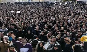 جو متشنج اعتراضات در دانشگاه ها؛ هجوم به دانشجویان دانشکده برق دانشگاه خواجه نصیر/ یکسو دانشجویان بسیجی و طرف دیگر دانشجویانی با شعارهای ساختارشکنانه/ اقامه نماز ظهر توسط دانشجویان دانشگاه تهران در میان کف و سوت‌/ درگیری در دانشگاه فردوسی مشهد/ویدئو