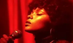 خواننده‌ای مرموز با میلیون‌ها بازدید؛ اما این زن واقعا کیست؟