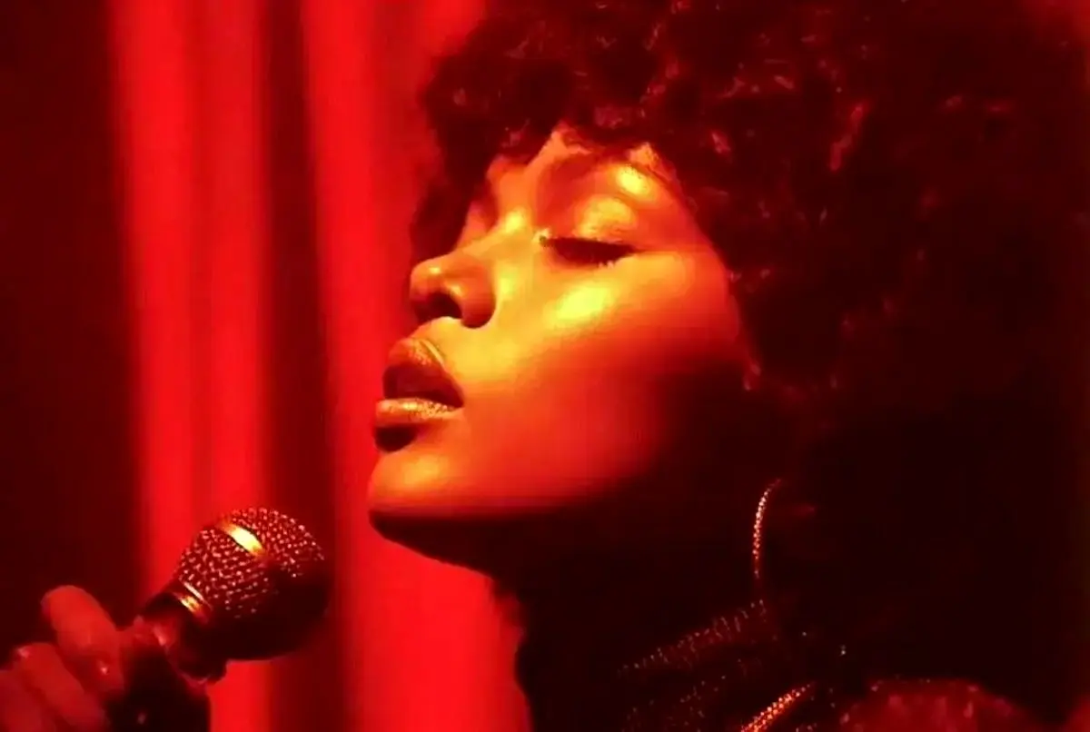 خواننده‌ای مرموز با میلیون‌ها بازدید؛ اما این زن واقعا کیست؟