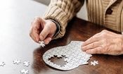 نشانه های آلزایمر از چه سنی بر عملکرد شناختی افراد تاثیر می‌گذارد؟
