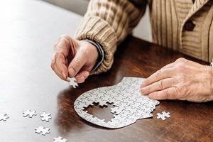 نشانه های آلزایمر از چه سنی بر عملکرد شناختی افراد تاثیر می‌گذارد؟