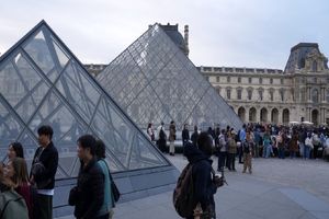 مدیر موزه لوور استعفا داد