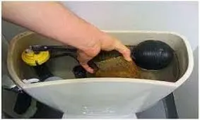 انتقاد کیهان از سازمان آب: چرا به مردم می گویید در فلاش تانک دستشویی، آجر بگذارند؟